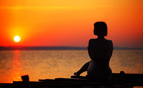 女人亮红灯怎么挽回,女人情绪低谷应该怎么挽回