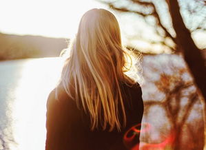 分手后女人哭着挽回,女人离别后伤心求复合