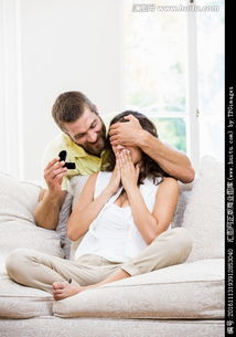 男子拿戒指挽回女友,男子用戒指挽回女友