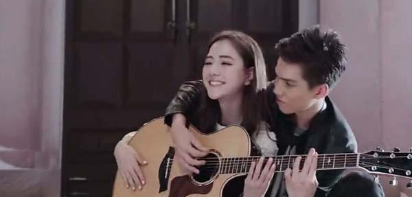 小伙吉他弹唱挽回女友,吉他男神想用音乐挽回心爱女友