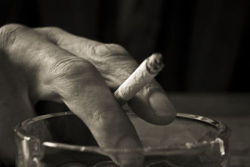 抽烟手黄怎么挽回,如何挽回抽烟成瘾者？