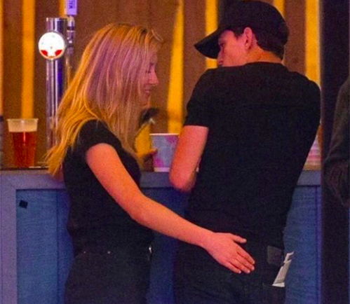 国外小哥挽回女友视频,国外男友上演撒糖视频