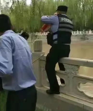 生死瞬间母亲挽回孩子,母亲奋力救子生死一瞬间