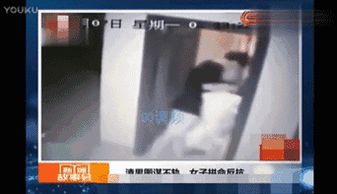 男子敲门想挽回女友,男子想要挽回女友，敲开了她的门