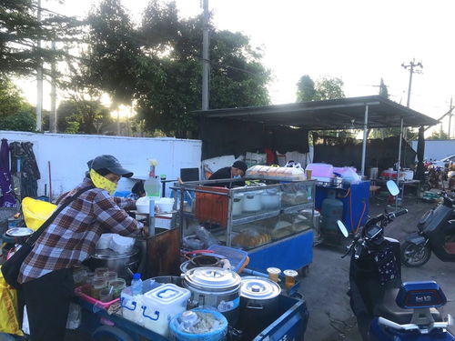 带花车站挽回东北女友，东北男子乘花车奔赴远方，在车站等候女友的拥抱