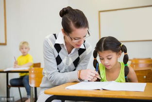 帮周老师挽回形象，周老师细心关爱学生，赢得学生一致好评