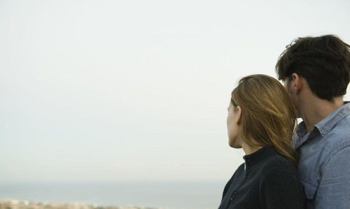 挽回的经典台词,我爱你不是因为你是谁，而是我在你面前可以是谁。——《追梦赤子心》重写后标题为：爱你如初，因你如故。