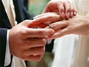 男人拿戒指挽回前任,男子手戴戒指寻回前女友