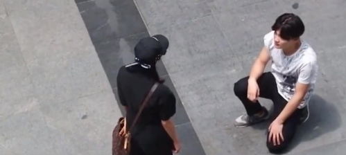 街头男子跪挽回女友,男子街头下跪挽回女友爱情。