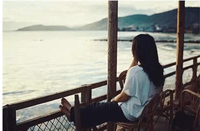 女子为了挽回男友牺牲,女子为挽回男友付出一切