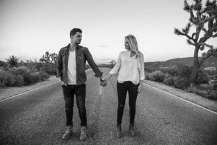 现在你却在挽回我,挽回我，你却在现在