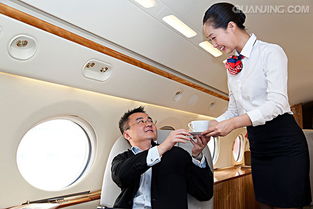空姐挽回乘客的视频,空姐机上表演让乘客露出微笑