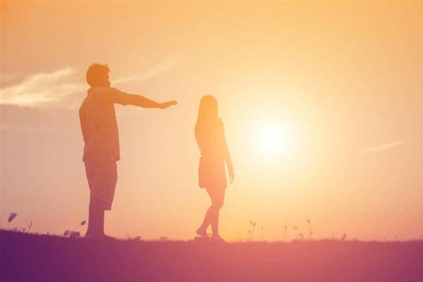 自己主动分手怎么挽回,如何挽回自己提出的分手？)