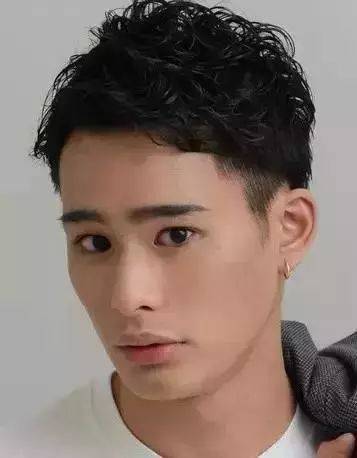 挽回男人发型圆脸长发,圆脸男生发型：如何让长发更迷人？