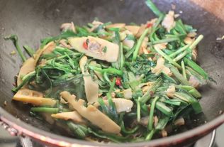 大叔挽回韭菜的视频,大叔用心挽救韭菜。