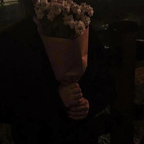 分手后去挽回她哭了,感情深重，分手后痛哭流泪