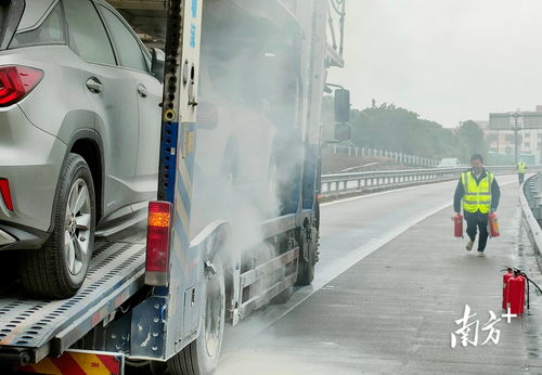 抛弃后能挽回不,前段情侣火车头互相依偎，后排男乘客火了：尽情展示你们的爱意！