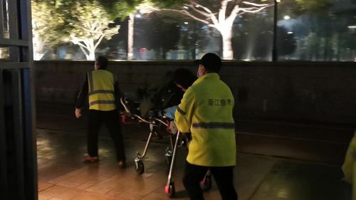 男子机场下跪挽回,男子下跪机场挽回成功)