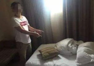 小伙敲门想要挽回女友,男子敲门挽回女友