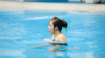 女孩为挽回男友跳水,女孩为挽回男友跃入水中